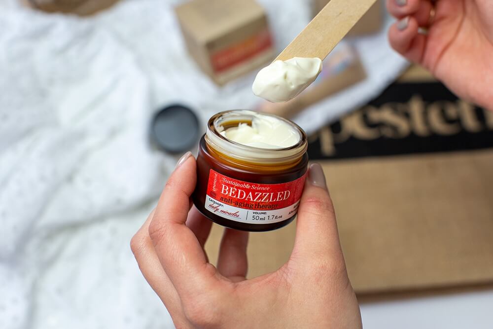 BEDAZZLED rozświetlający krem przeciwzmarszczkowy na noc