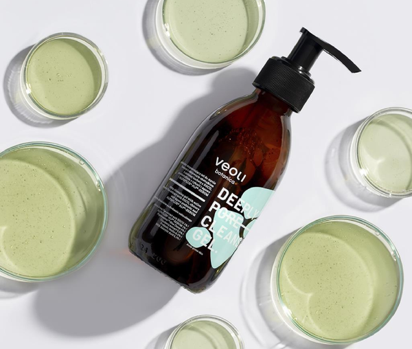 Głęboko oczyszczający żel do mycia twarzy z aktywnym ekstraktem z zielonej herbaty z EGCG, prebiotykiem z cykorii i agawy i ALPAFLOR® ALP®-SEBUM DEEPLY PORE CLEANSING GEL